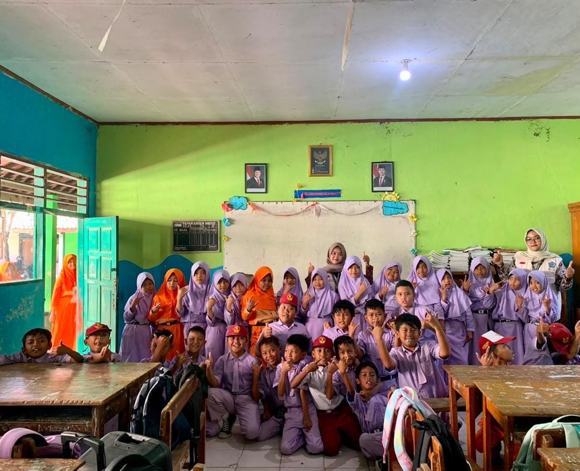 Mahasiswa KKN UMUS Laksanakan Program Kerja "Kahoot Eco Challenge: Belajar Literasi, Numerasi, dan Peduli Sampah" di SDN Luwunggede 01